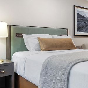 Premier King Guestroom